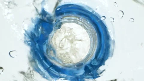 Closeup water falling down from bottle with drops splashing, slow motion video Vídeo Stock 157468440