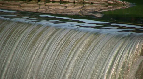 Closeup of waterfall flowing over edge in lines (High Definition) Video stock 365136