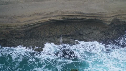 Closeup on waves crash in and around the rocky cliff along Great Ocean Road 스톡 동영상 125257511