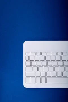Closeup of a white computer keyboard with a wireless connection Foto stock