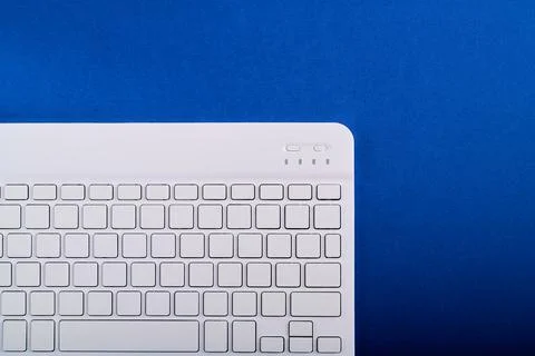 Closeup of a white computer keyboard with a wireless connection Foto stock
