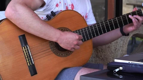 Closeup of a white man giving virtual music lessons with his laptop and guitar o Vidéo 199510485