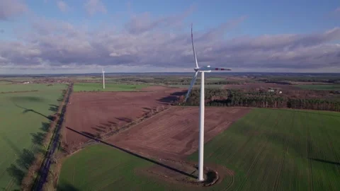 Closeup of a windmill in a field Vídeos de archivo 196603351