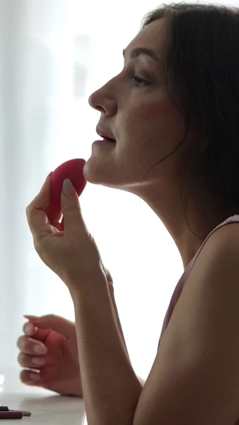 Closeup Of Woman With Sponge Makeup Application. Woman Doing Quick Makeup 스톡 동영상 332644396