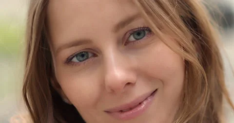 Closeup of Woman's Face, Smiling, Posing Vidéo 154659838