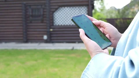 Closeup of woman's hands uses smartphone with green screen Video stock 286134518