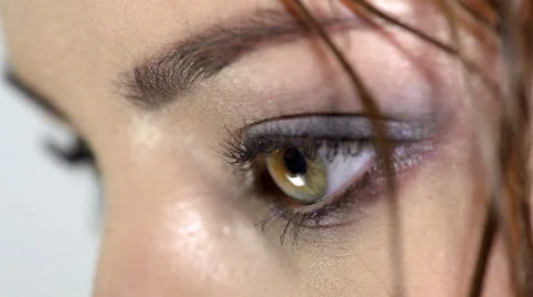 Closeup of women's eye blinks Stock Footage 42121076