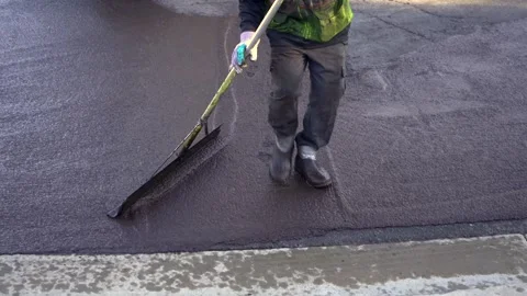 Closeup of worker applying slurry seal Видео 241930158