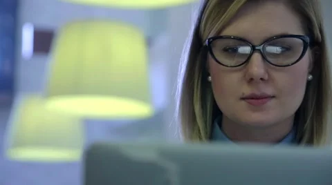 Closeup of a writer working intently with his computer - Tracking Shot Vídeos de archivo 50493099