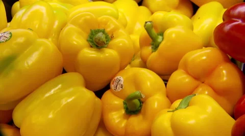 Closeup of Yellow Peppers Vídeos de archivo 41967593