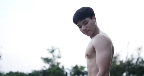 Closeup of Young asian man doing dumbbells exercises at park.  Stock-Footage 201584687