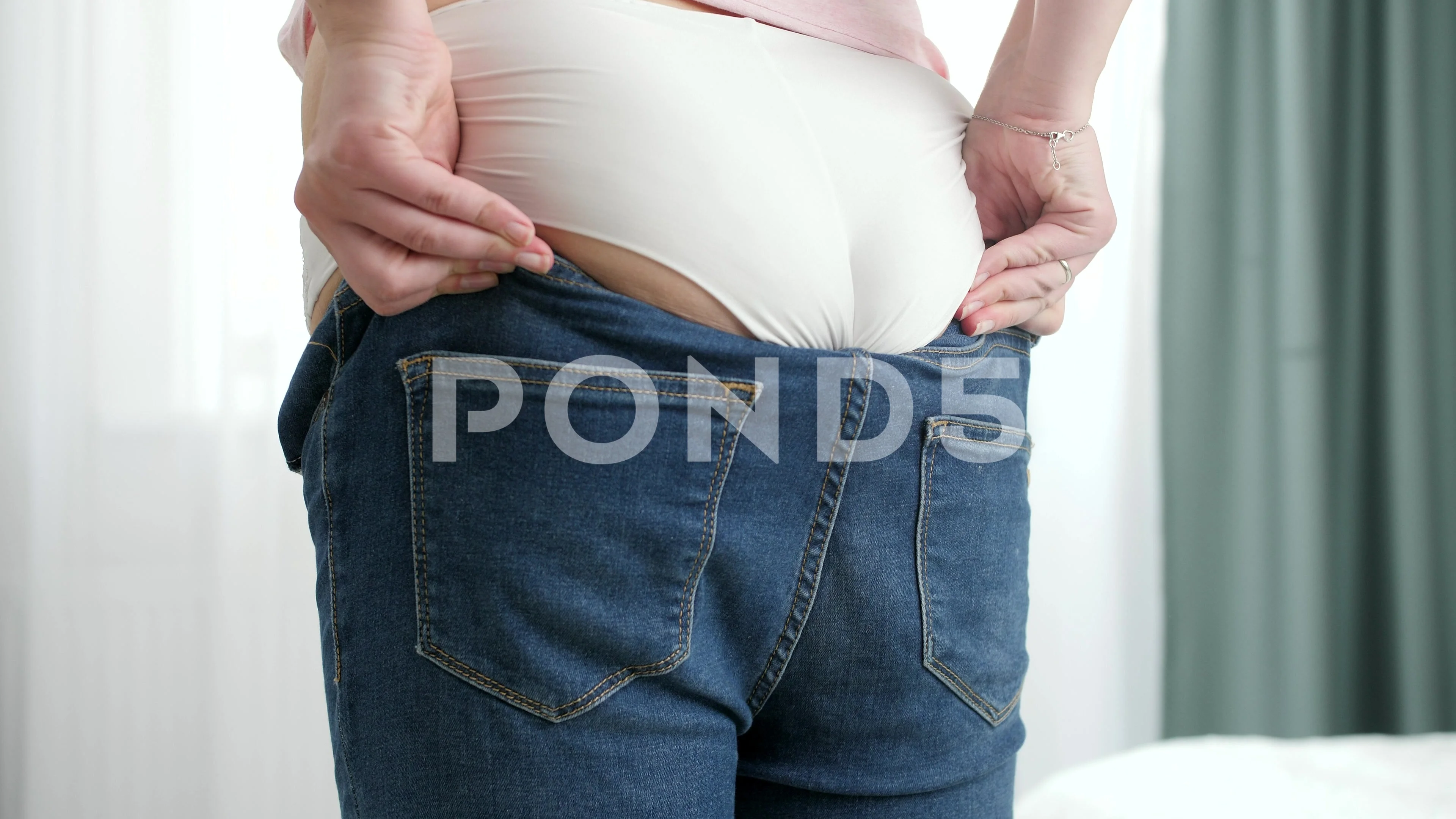 girls wearing tight jeans in public