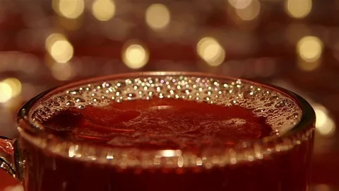 Closeups, bubbles on surface of hot freshly brewed black tea Vidéo 73636639
