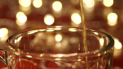 Closeups, hot black tea being poured into glass transparent cup Vidéo 73636442