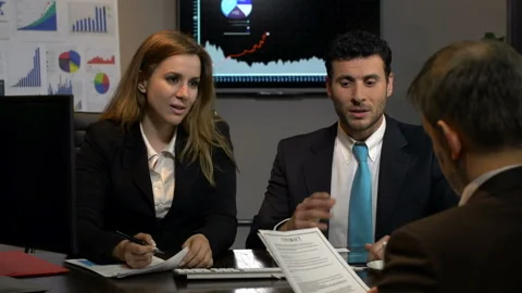 Closing deal   Stockbeeldmateriaal 210412349