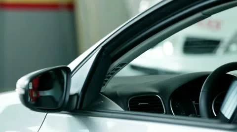 Closing the door of the car Video stock 28961095