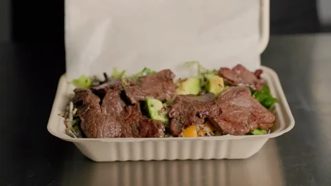 Closing eco box with quinoa salad and grilled beef Video stock 313030833