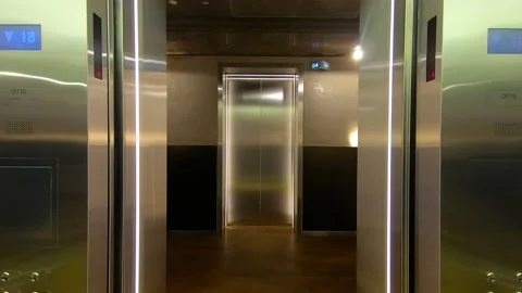 Closing elevator doors in a modern office building Video stock 151037907