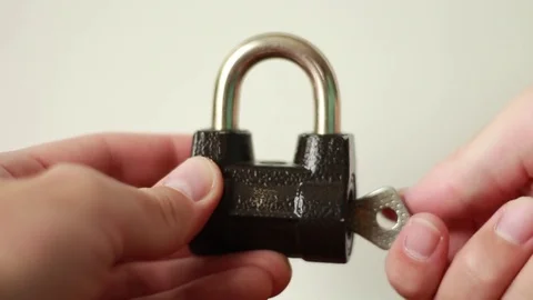 Closing hinged lock with a key Видео 76691014