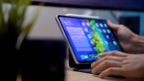 Closing iPad Pro, flipping apple pencil, writing on iPad with pencil on desk Stock-Footage 129153479