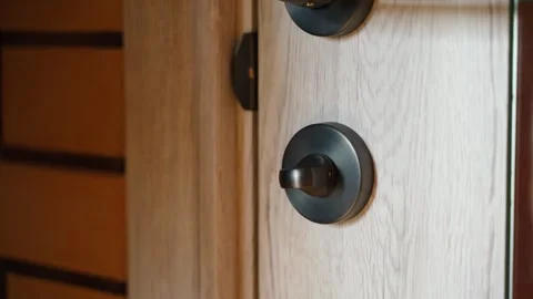 Closing the lock of the room door, close-up 스톡 동영상 286309042