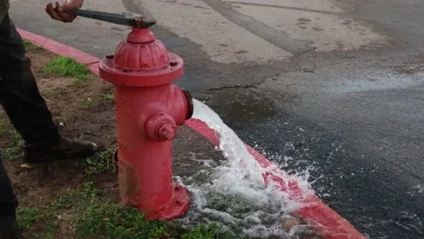 Closing an open fire hydrant 動画素材 226267504