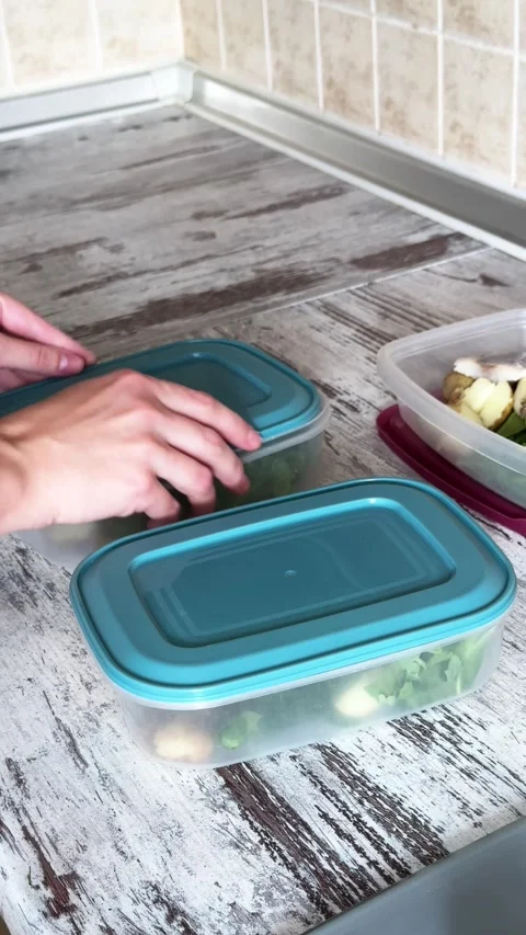 Closing Plastic Lids on Meal Prep Boxes 動画素材 340340925