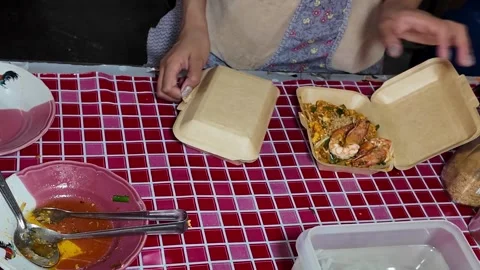 Closing Takeaway Pad Thai Box with Grilled Shrimp Street Food Thailand 4K 스톡 동영상 333189317
