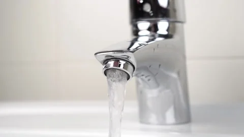 Closing the tap with running water Video stock 154757818