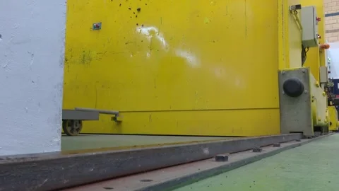 Closing X‑Ray Shielding Bunker Door for Oversized Industrial Metal Parts Vídeo Stock 329959481