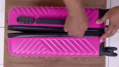 Closing the zipper of the suitcase Stock-Footage 345586434