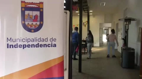 Closure of the consulate deepens Venezuelans' anguish in Chile: "We have been ab 스톡 동영상 337792924
