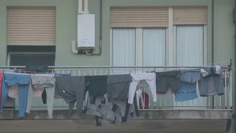Clothes drying on the line Vidéo 81333423