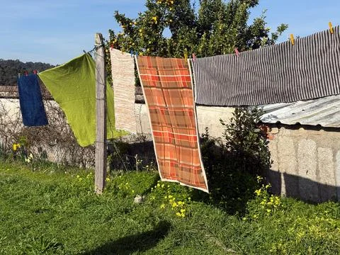 Clothes drying outdoors on a line in a rustic garden, concept of simple livin Foto stock