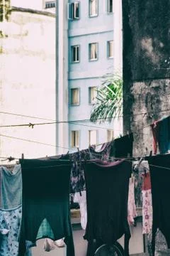 Clothes hanged to dry on a decayed complex of residential buildings. Foto stock