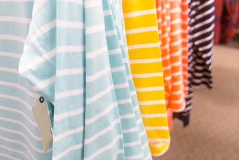 Clothes hanging on a store rack. Foto stock