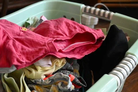 Clothes in a laundry basket Stockfoto's
