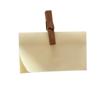 Clothes pin holding blank note isolated Foto stock