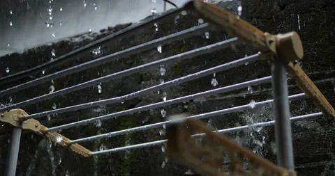 Clothesline in rain 4k 10bit 422 库存影片 219491985