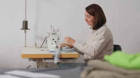 Clothing Designer Cutting Thread Tip And Fixing Needle With Bright Face Vidéo 307137164