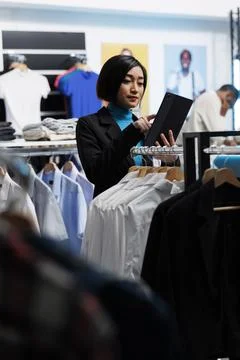 Clothing store employee using tablet 库存照片