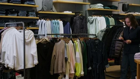 Clothing store manager doing inventory count 库存影片 171288409