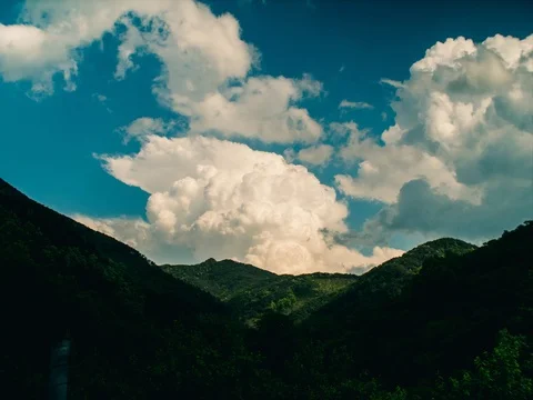 Cloud between mountains on a sunny day timelapse 스톡 동영상 90840295