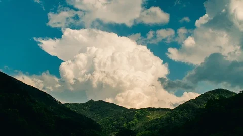 Cloud between mountains on a sunny day timelapse 스톡 동영상 90846983