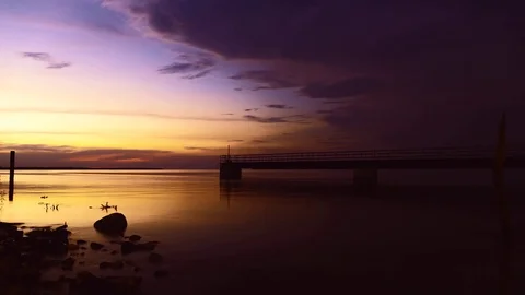 Cloud chasing the sun Video stock 95009595