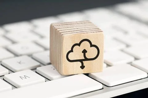 Cloud computing icon on wooden block on computer keyboard Cloud computing ... Foto stock