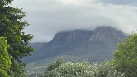 Cloud cover on Devil’s Peak near Cape Town, South Africa Vídeo Stock 346008021
