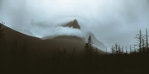 Cloud covered mountain peak. Foto stock