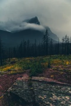 Cloud covered mountain peak. Foto stock