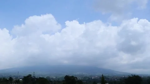 Cloud Covered Mountains in Scenic Valley. Stock Footage 289434641